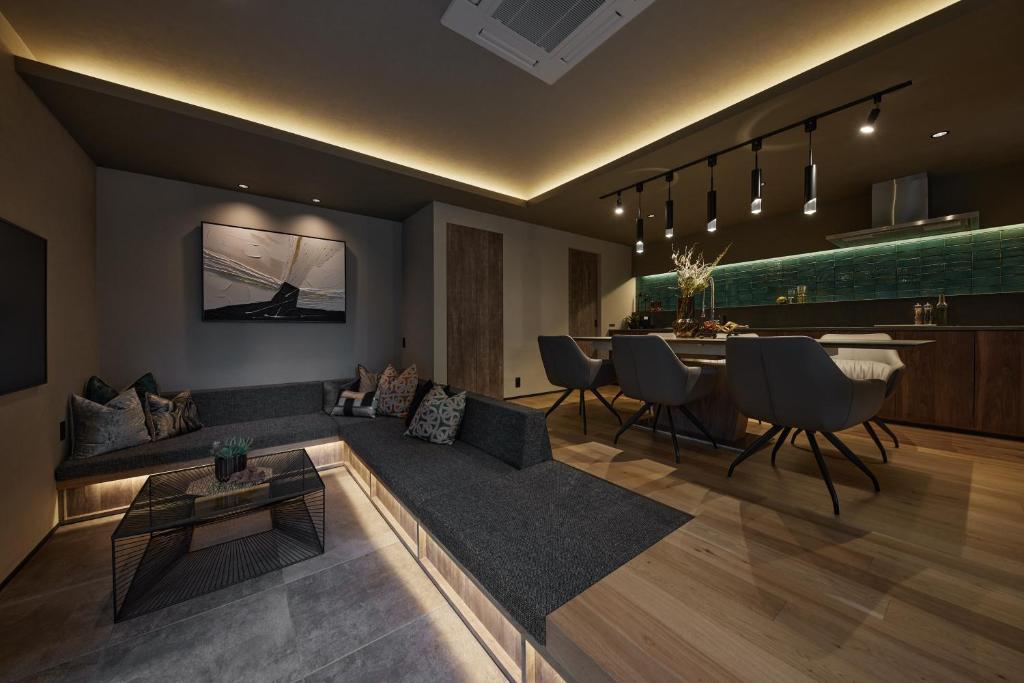 奈良市にあるCocon Nara Sanjyoのソファとテーブルのあるリビングルーム