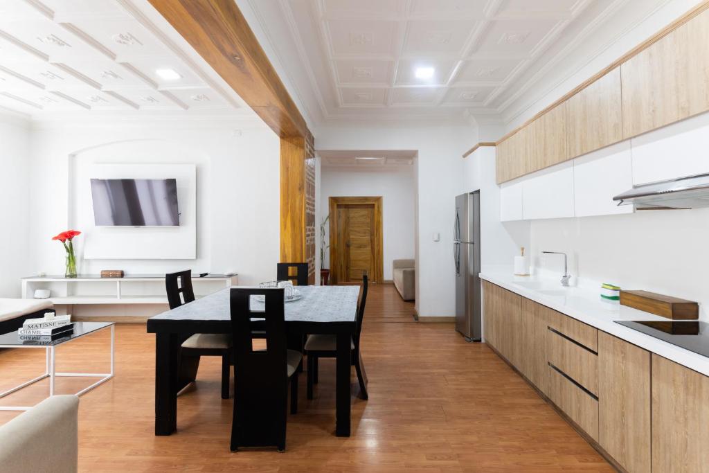 a kitchen and dining room with a table and chairs at Lumina Suites in Cuenca