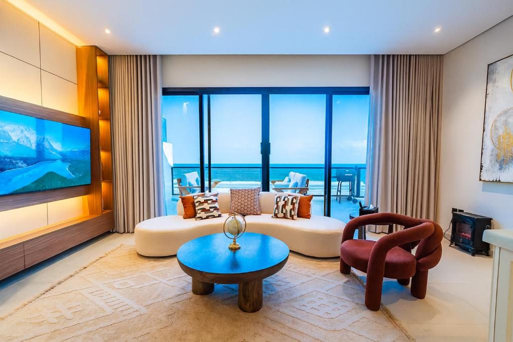 Et opholdsområde på Luxury Seaview Apartment with a Private Balcony