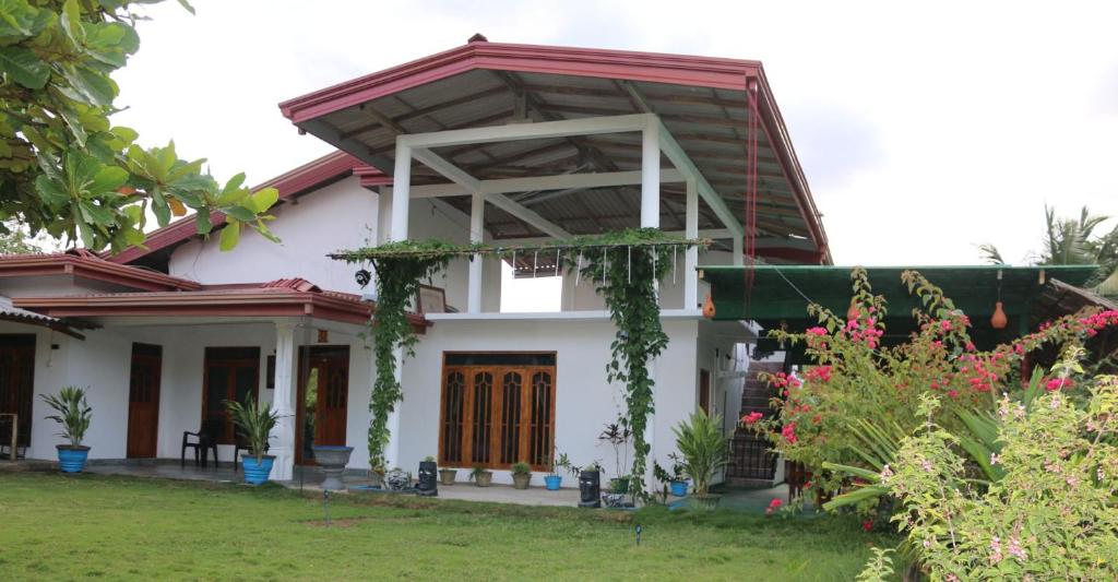 una casa bianca con il tetto rosso di Wadula Resort a Nochchiyagama