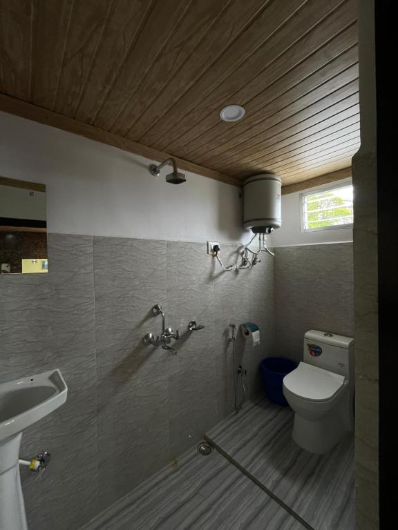 ein Badezimmer mit Toilette und Waschbecken in der Unterkunft Gangamaya Homestay Darjeeling in Darjeeling