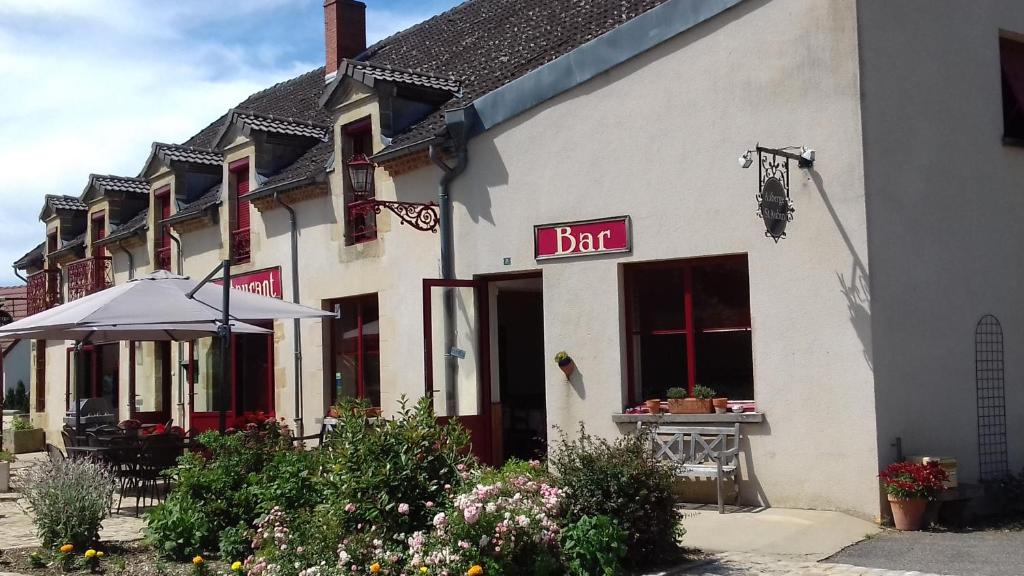 Saint-Aubin-le-MonialにあるAuberge Saint Aubinの表面にバーの看板が書かれたレストラン