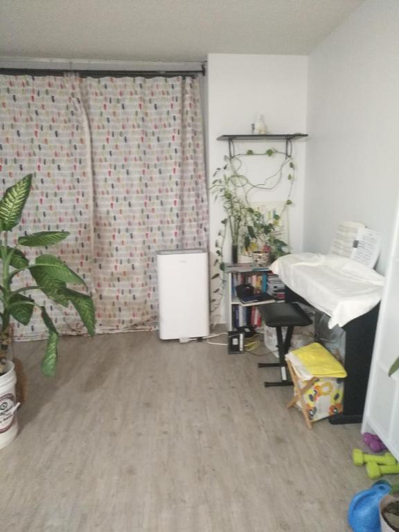 ein Zimmer mit einem Schreibtisch und ein Zimmer mit einem Zimmer in der Unterkunft charlotte in Montreal