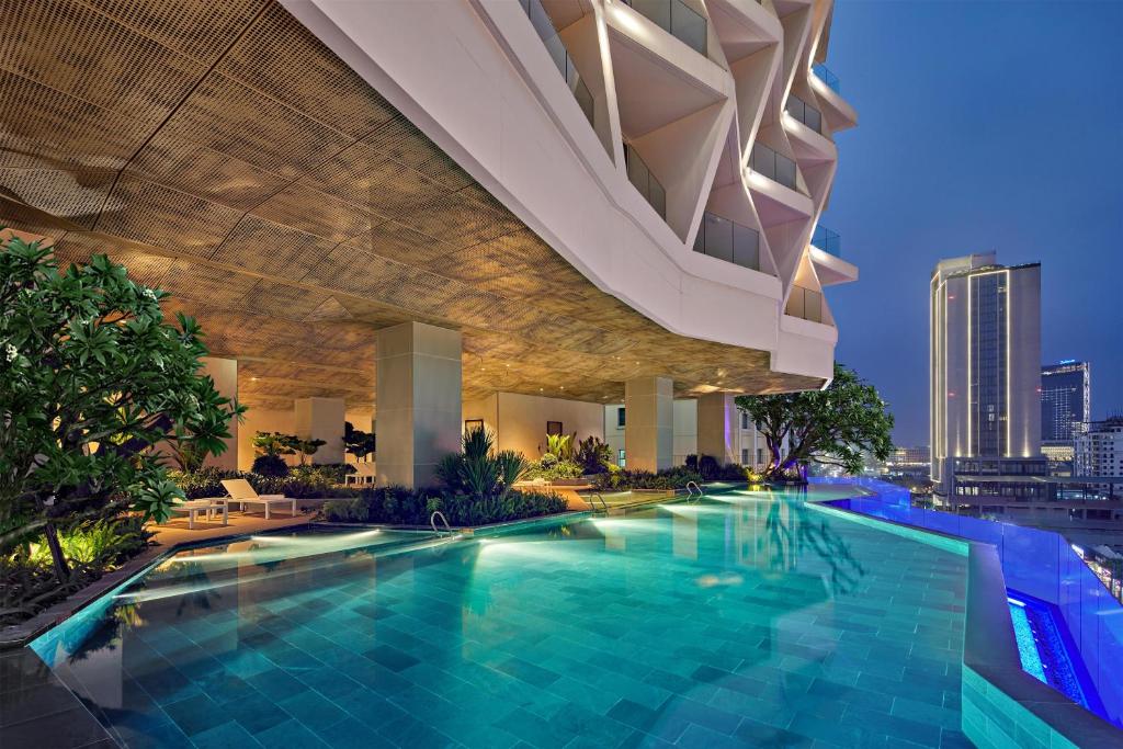 ハロンにあるHyatt Place Ha Long Bay, Bai Chayの建物の真ん中にあるプール