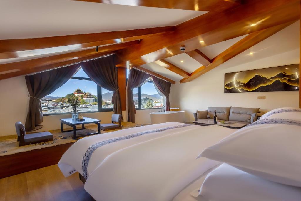 Ένα ή περισσότερα κρεβάτια σε δωμάτιο στο Namzhuo Tibetan-style Courtyard Manor