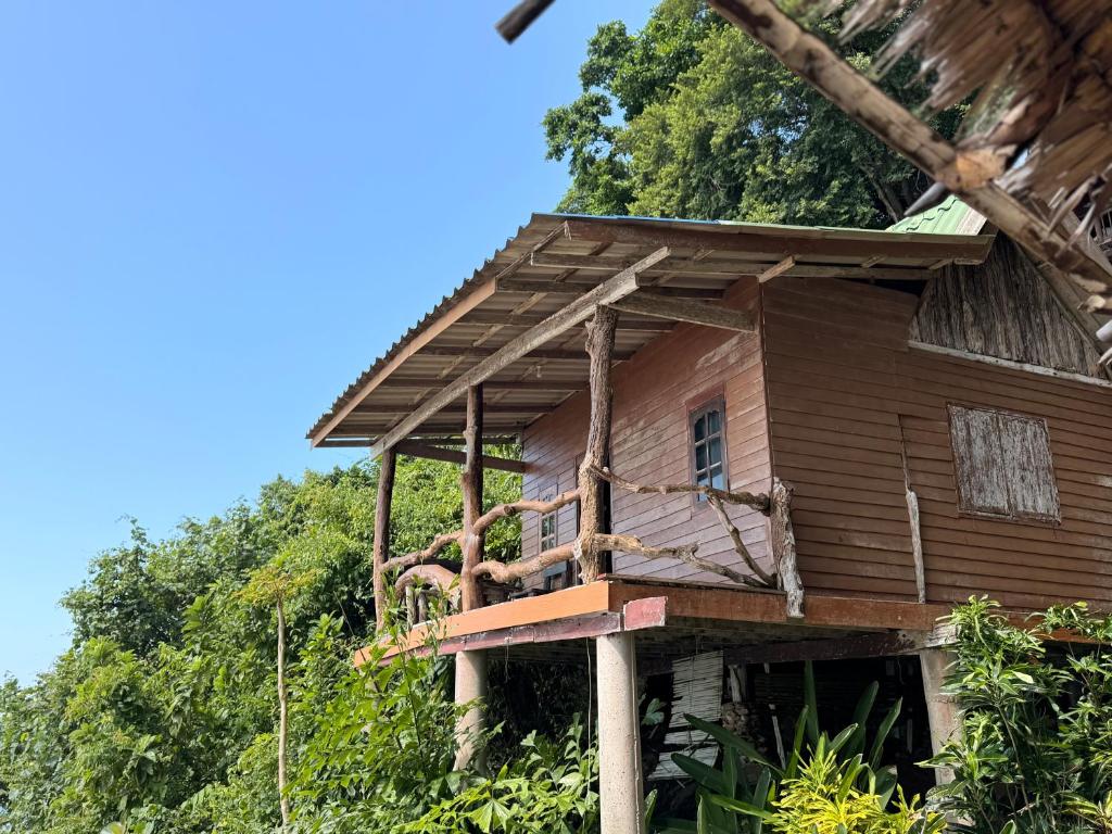 ein Holzhaus auf einem Hügel in der Unterkunft Ao Siri Beach Bungalow in Ko Jum