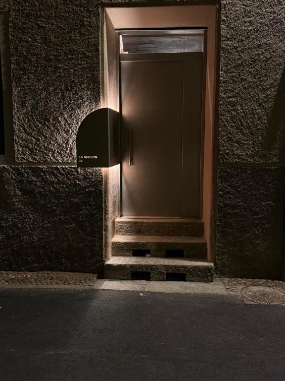 una puerta en el lateral de un edificio por la noche en La Maison 35 - Zentrales Wohnhaus in Bruneck, en Brunico