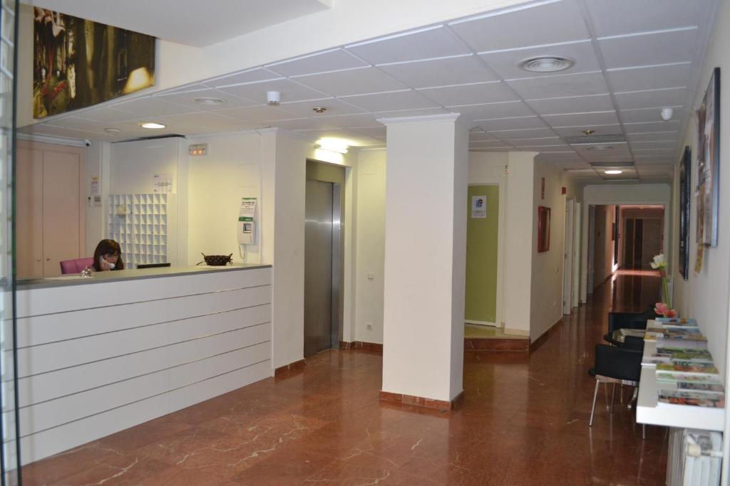 Residencia Universitaria Tagaste tesisinde lobi veya resepsiyon alanı