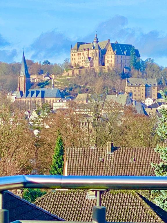 a view of a town with a castle on a hill at Traumhaftes Apartment mit Dachterrasse und Schlossblick in Marburg an der Lahn