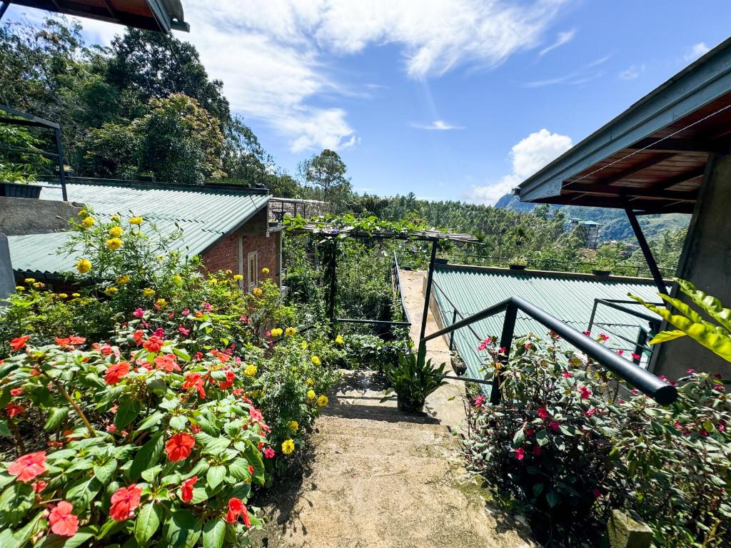 Сад в Rowinrich Cottages