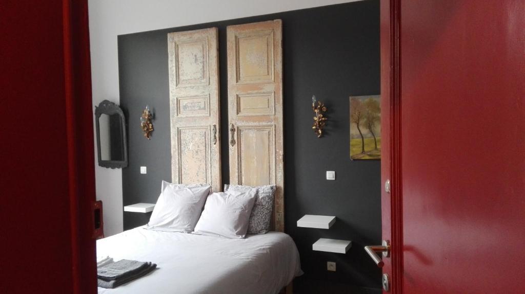 um quarto com uma cama e uma porta vermelha em B&B Villa 36 em Bruxelas