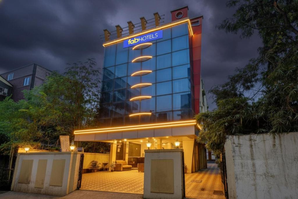 um prédio alto com uma placa no topo em Via Sahil Residency em Pune