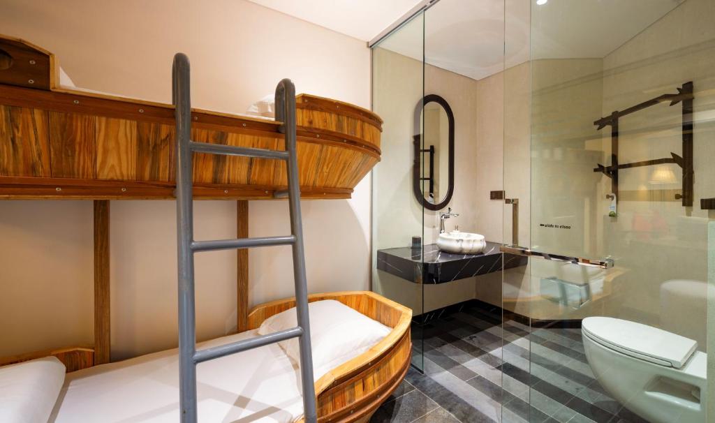 Family Suite 2-Bedroom Sea View with Children Themed Room