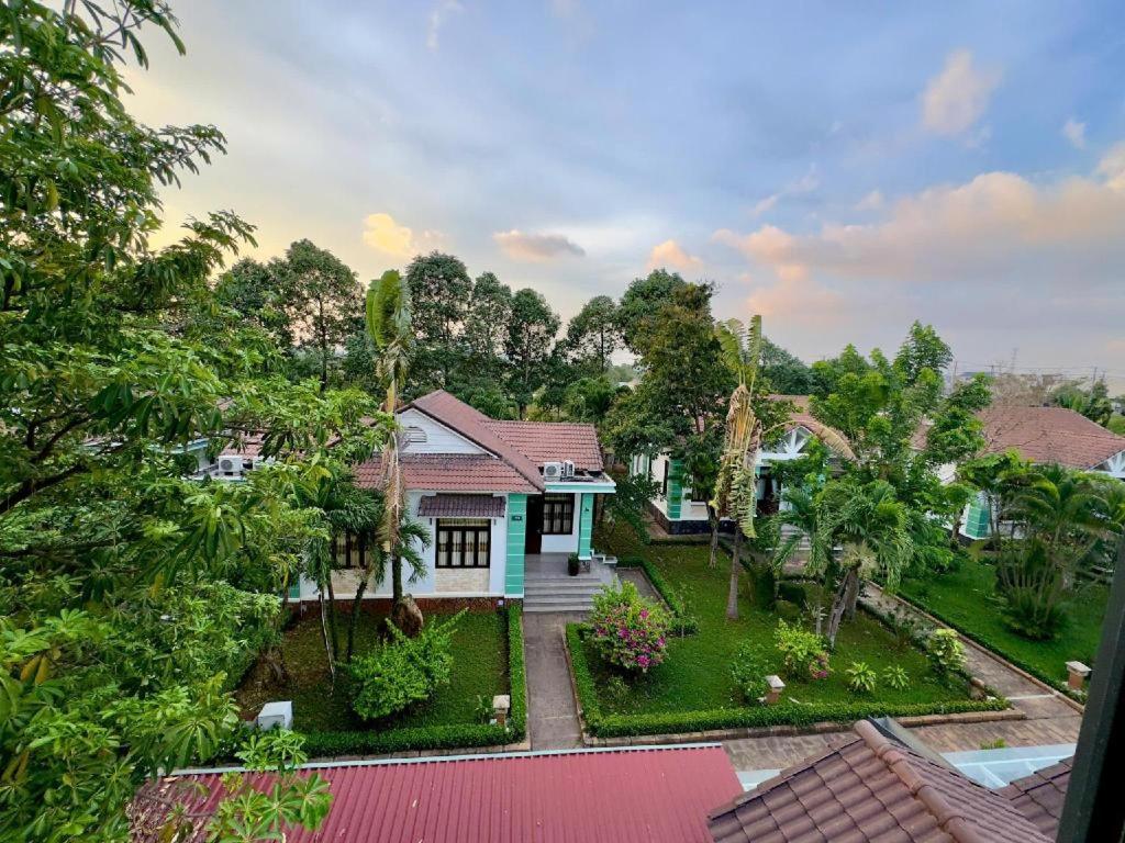 una vista aerea di una casa con giardino di Sao Mai Phu My Resort a Phú Mỹ