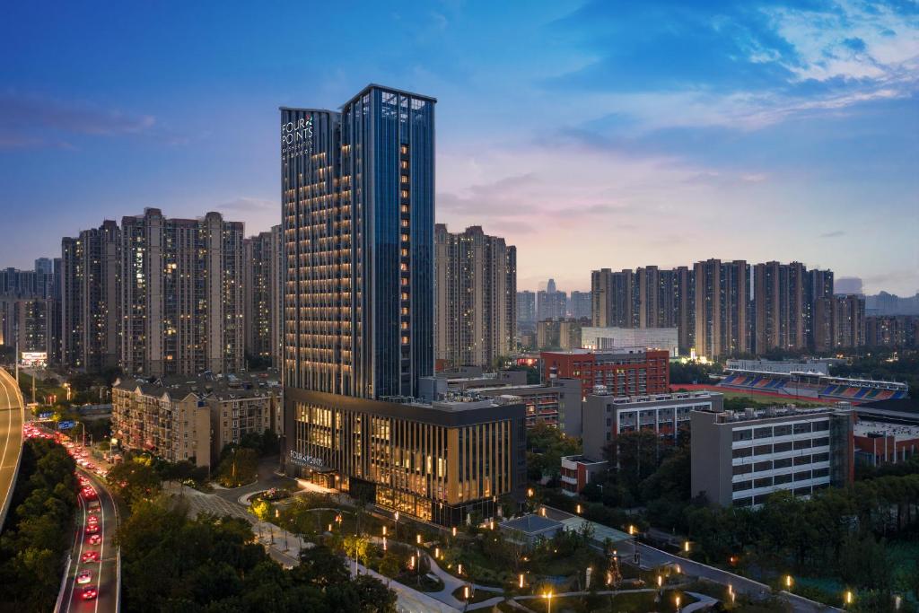 Una vista de una ciudad de noche con edificios. en Four Points by Sheraton Wuhan, Dongxihu, en Wuhan