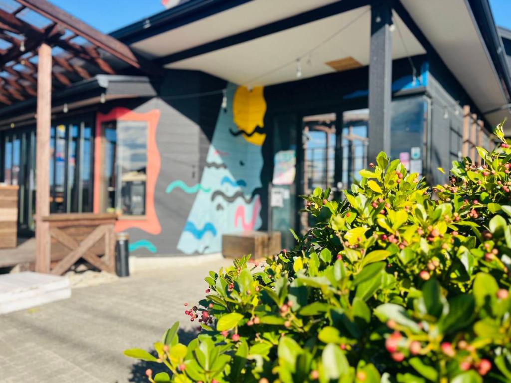 a building with a mural on the side of it at Drive in Ichinomiya motel in Ichinomiya