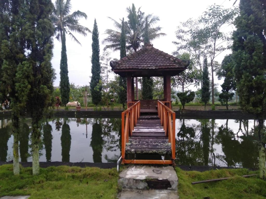 un cenador en medio de un estanque en OYO 95039 Hotel Agung Permata Artha, en Bojongsalam