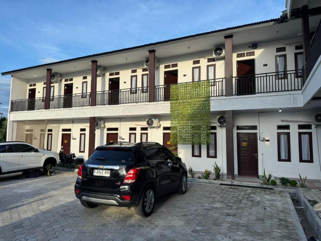 Sultan Syarif Kasim II International AirportCapital O 95046 Gefa Sleep N Go的停在大楼前的黑苏夫