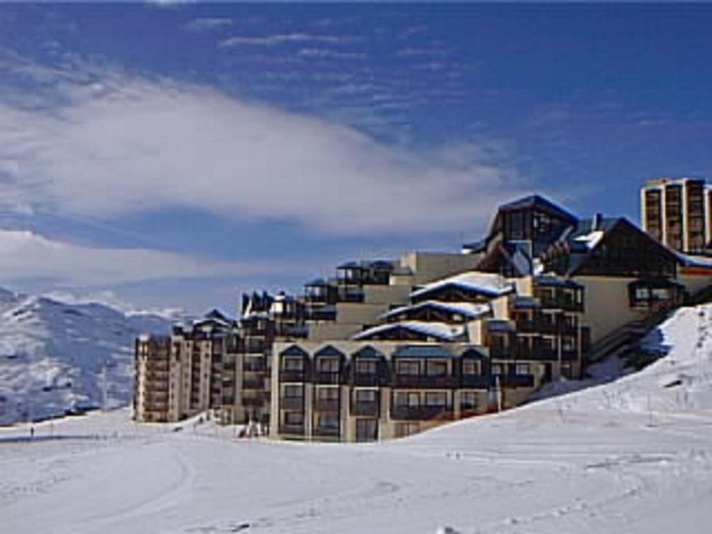 ヴァル・トランスにあるTemples du Soleil Machu Appartements VTIの雪山頂の大きな建物