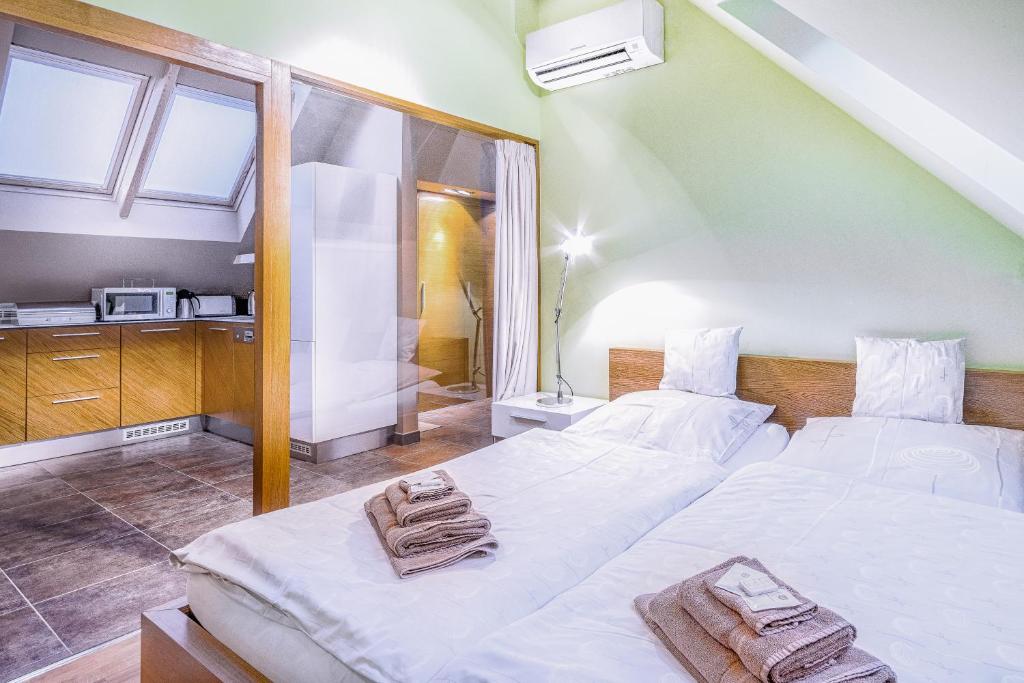 Postel nebo postele na pokoji v ubytování Apartmany Chornitzeruv dum