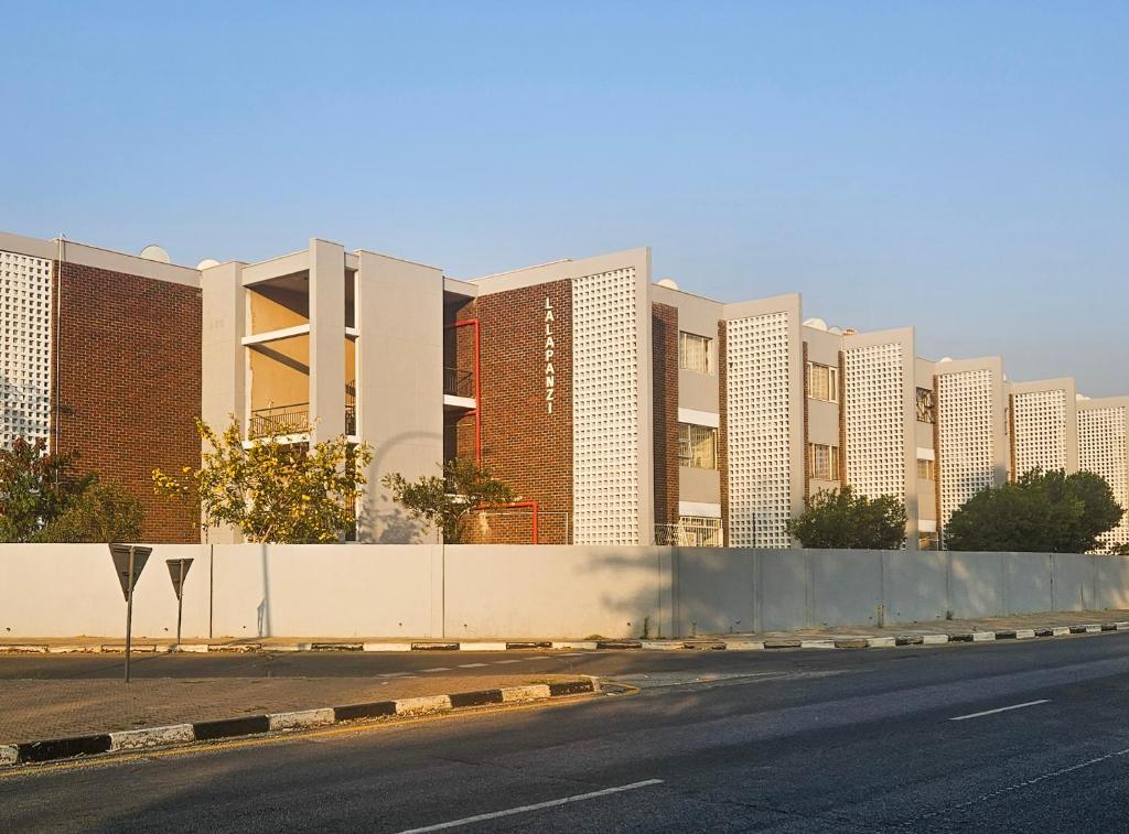 温特和克Casa Myla, 2 Kuiseb Street, Windhoek的大楼前的空荡街道