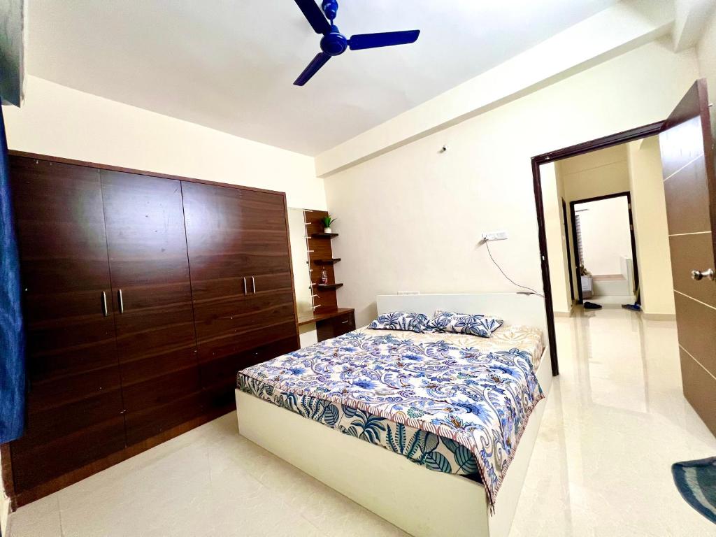 Giường trong phòng chung tại Srinagar comfort inn 2 BHK Flat in Anantapur