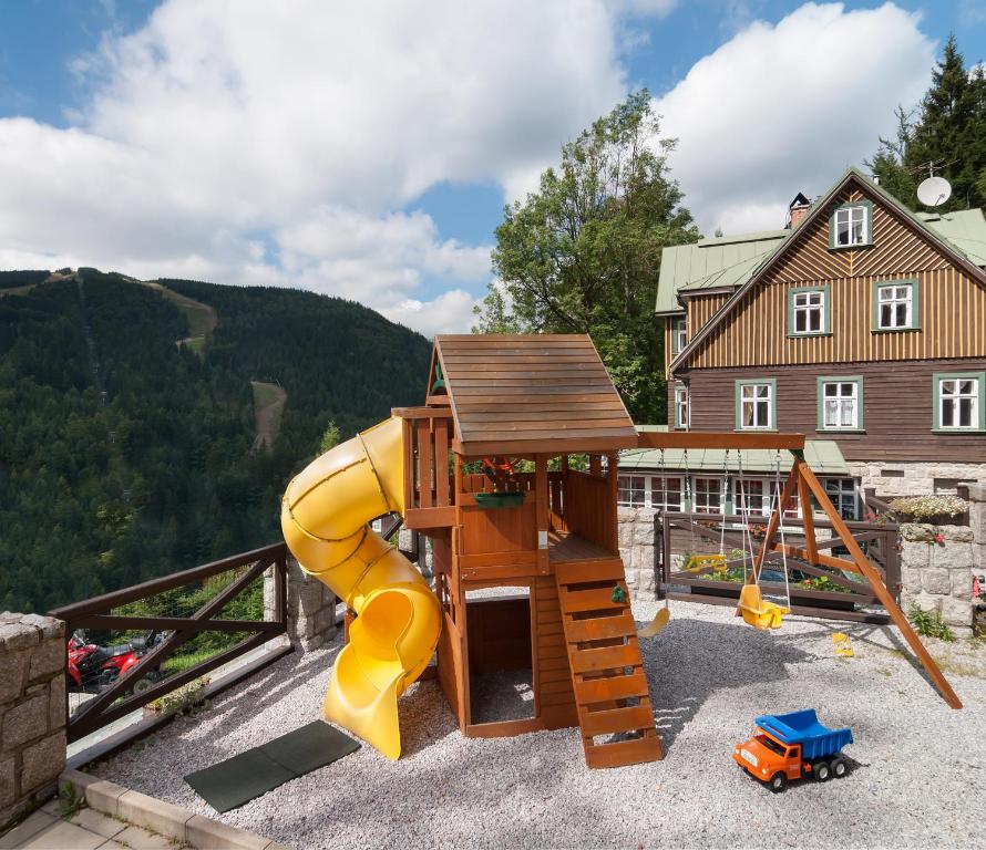 Nespecifikovaný výhled na hory nebo výhled na hory při pohledu z hotelu