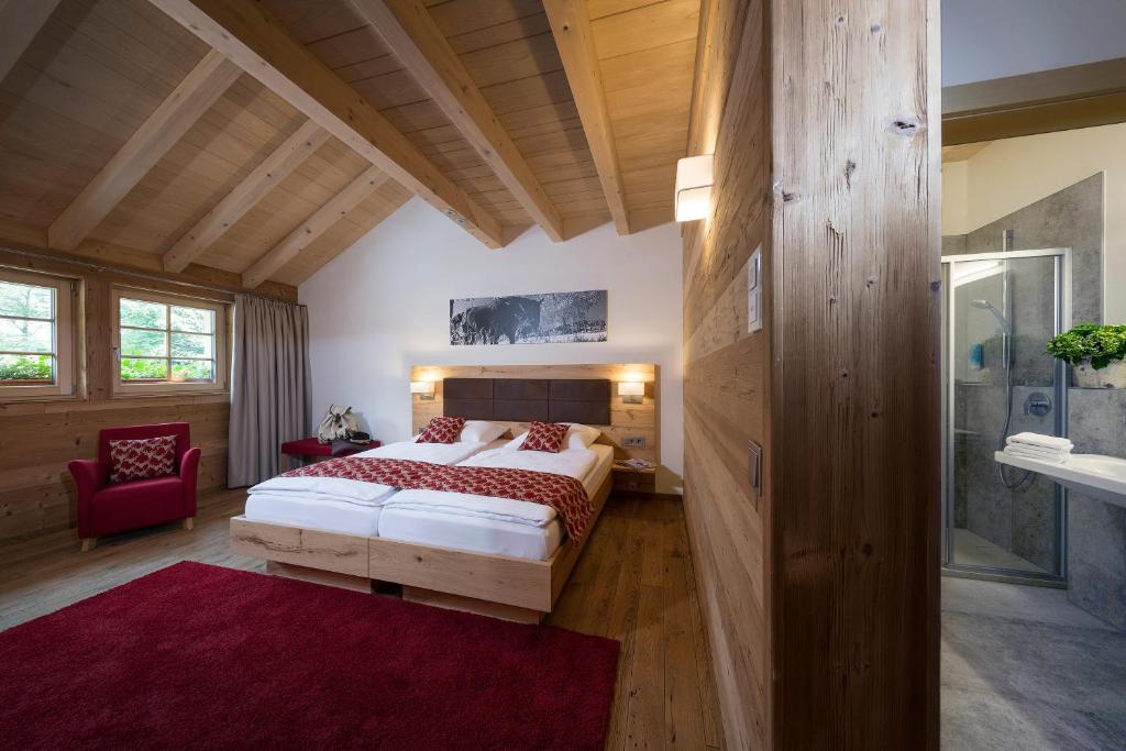 Postel nebo postele na pokoji v ubytování Gästehaus der Geroldsauer Mühle