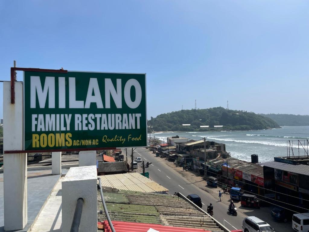 ゴールにあるMilano Apartment & Roomsの海のそばにあるファミリーレストランの看板