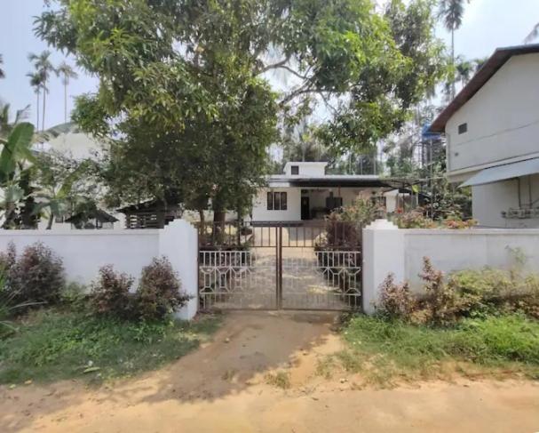 una valla blanca delante de una casa en Villa 9 degrees north, en Sultan Bathery