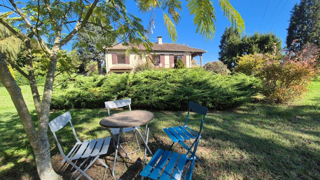 a table and chairs in front of a house at Verte Rive – Maison climatisée en bord de Dordogne in Cénac-et-Saint-Julien