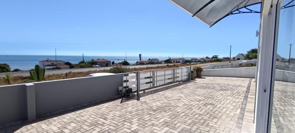 un balcone con vista sull'oceano di Bella Vanti Views Self Catering a West Point