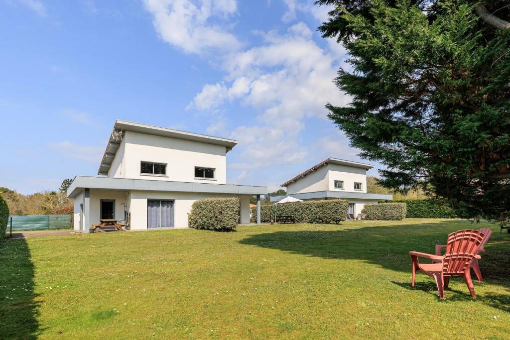 two chairs in the yard of a house at L'océan des Landes - La Dune in Messanges