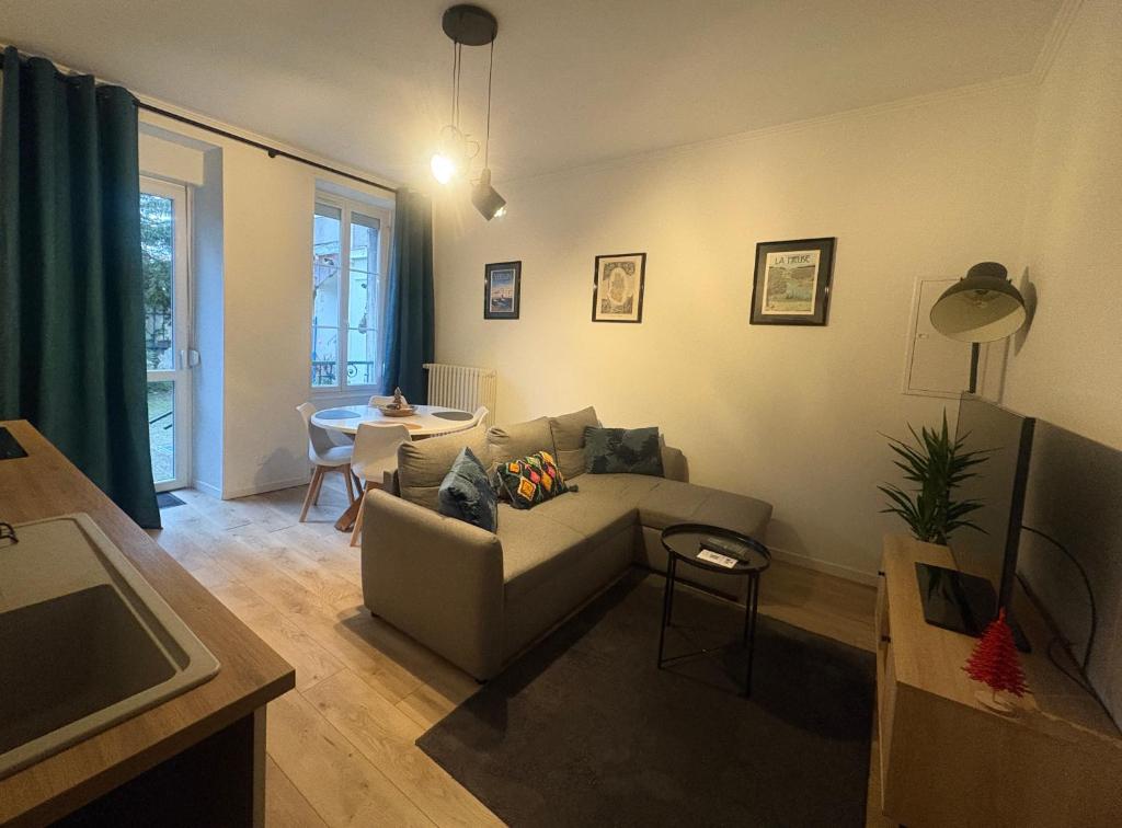 Posezení v ubytování La Cour du Prince - F2 Centre-ville avec cour