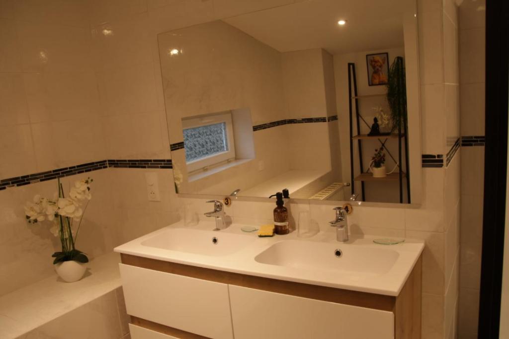 Et badeværelse på Maison tout confort 6 personnes - 3 chambres -