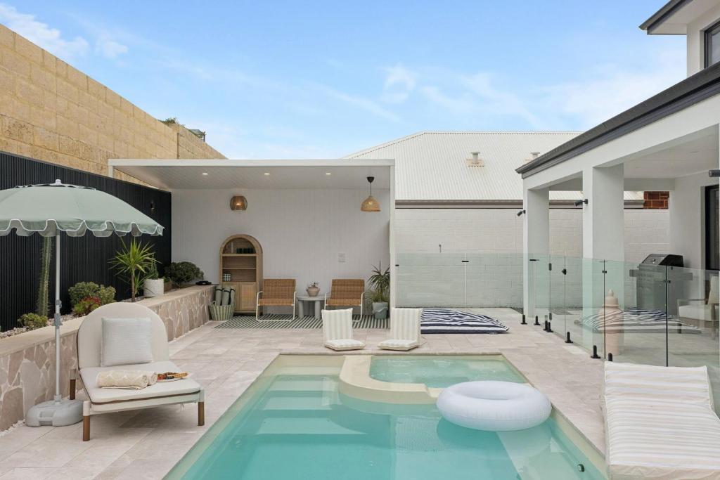 Piscina de la sau aproape de The Sanctuary Luxe Pool Retreat Near The Beach