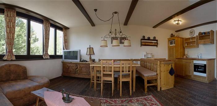 a living room with a dining table and a kitchen at Apartment Kärntnerhaus I in Patergassen