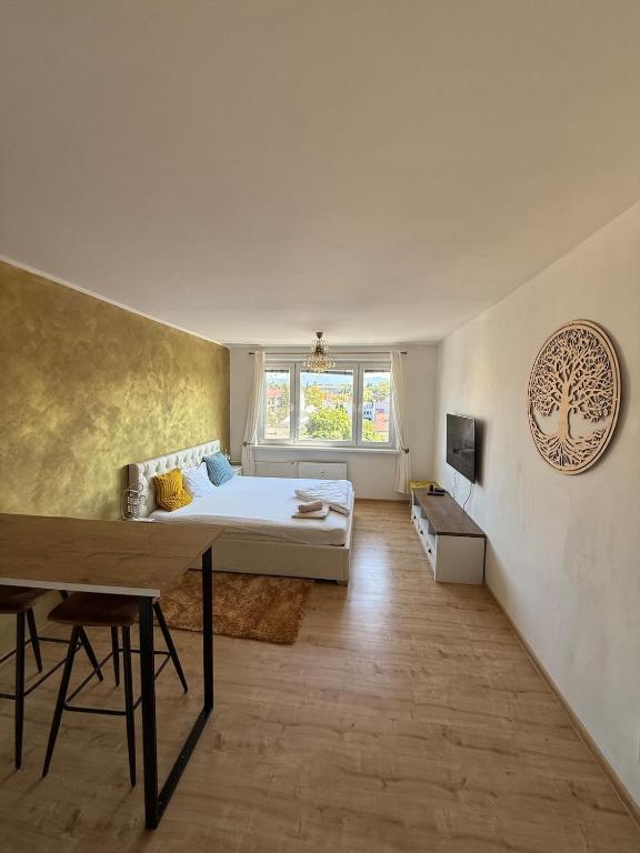 a bedroom with a bed and a table in it at Golden Central Studio in Martin