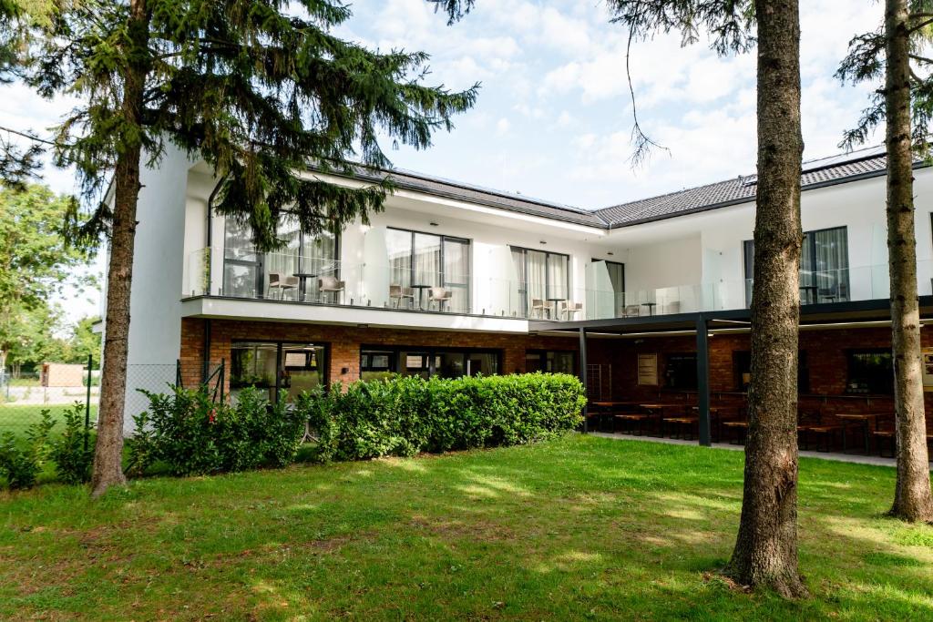 Κήπος έξω από το FiVe Penzion