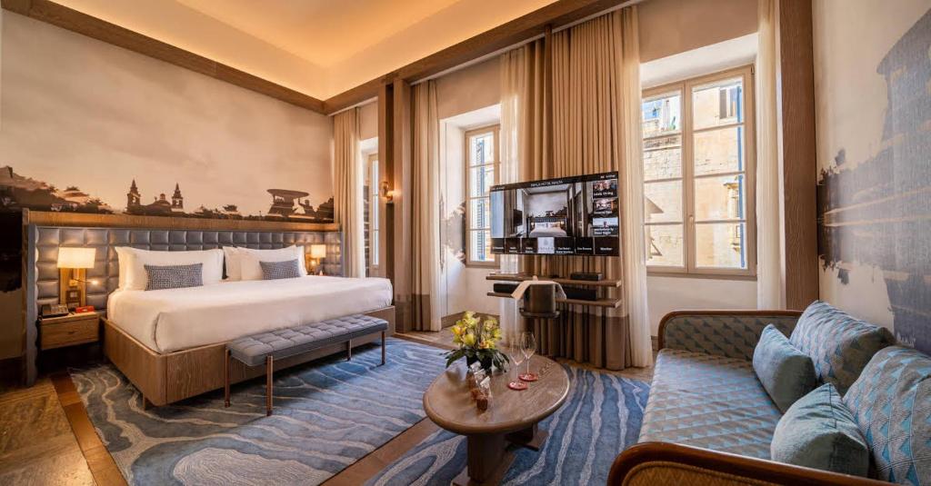 een hotelkamer met een bed en een bank bij Medina Paradise Properties management in Juffair