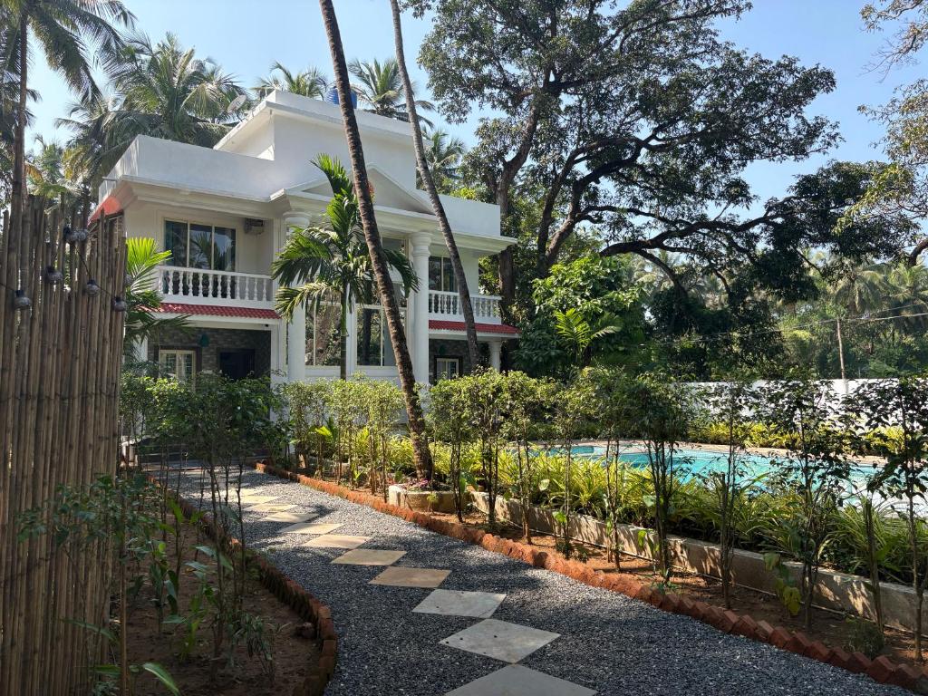 Πισίνα στο ή κοντά στο Nature's Inn Luxury Villa Morjim Goa