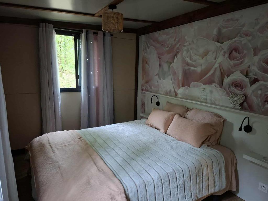 una camera con un letto con una parete floreale di Chalet au bois tranquille a Saint-André-de-Double