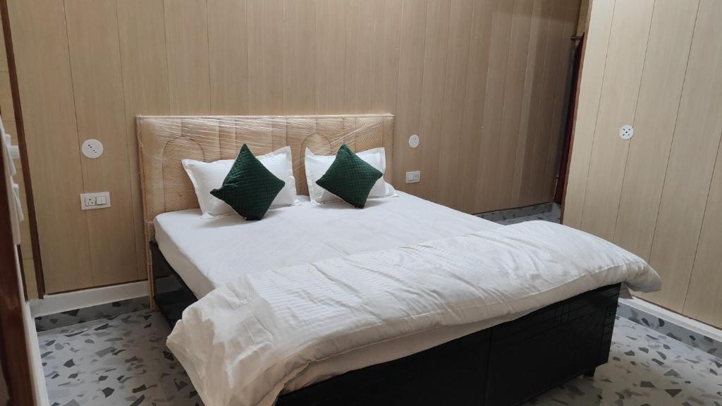 Giường trong phòng chung tại Yellow Divine Stay