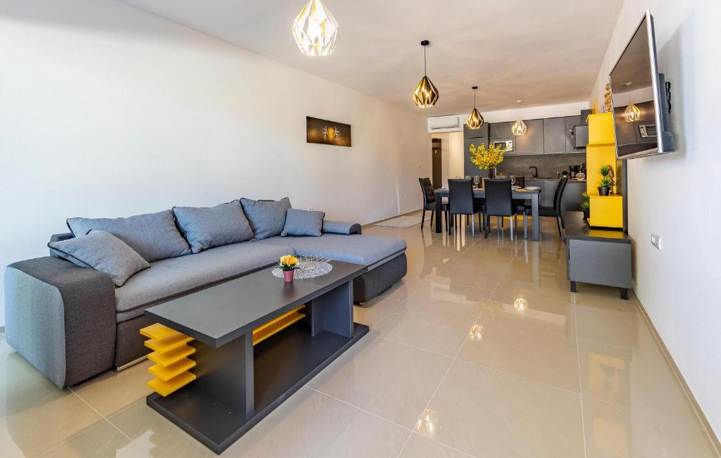 Χώρος καθιστικού στο Cozy Apartment In Pula