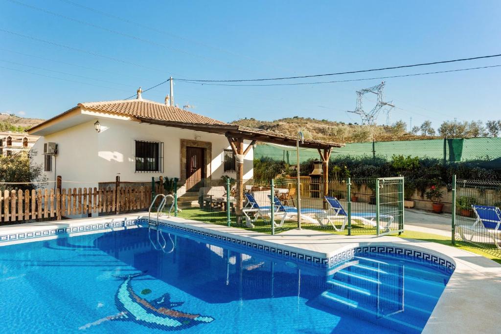 Caminito Del Rey Valley House في Valle de Abdalagís: حمام سباحة أمام منزل