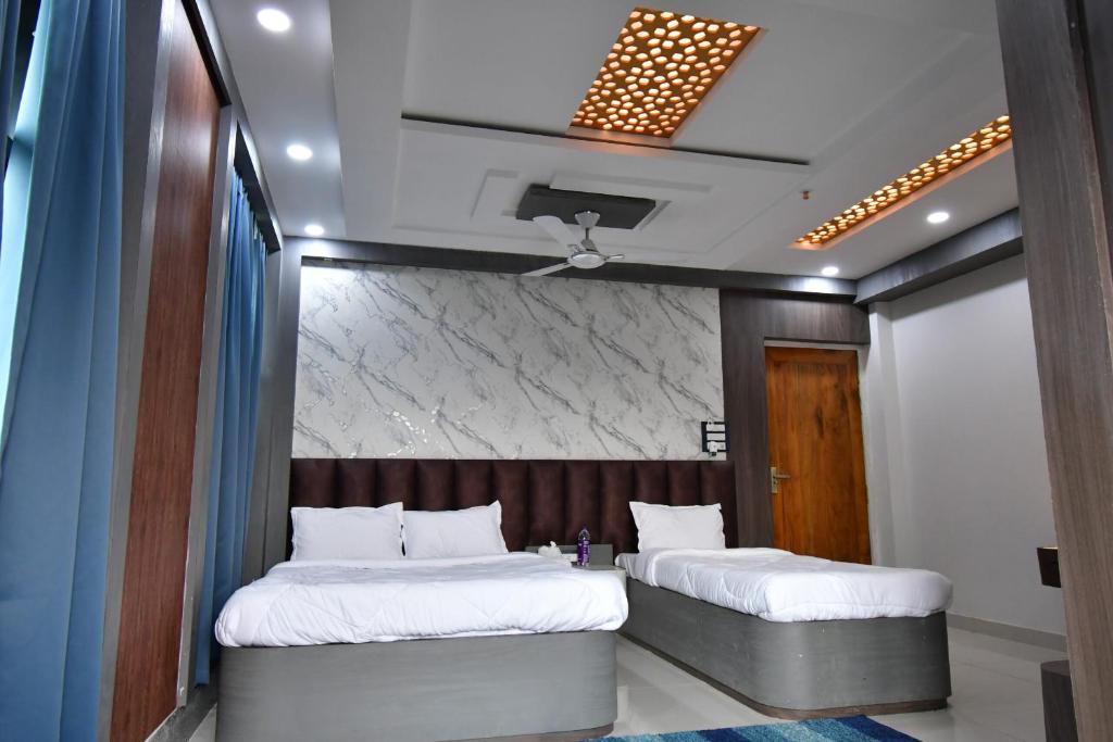 Una cama o camas en una habitación de Asha Banquet And Hotels