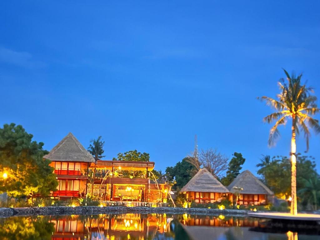 بوندوك سانتي استيت في غيلي تراوانغان: منتجع فيه نخلة ومبنى