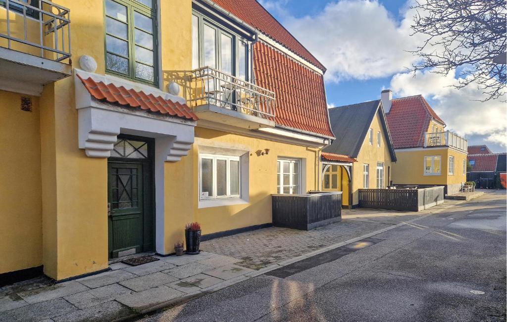 una fila de casas amarillas en una calle en 2 Bedroom Awesome Apartment In Skagen, en Skagen