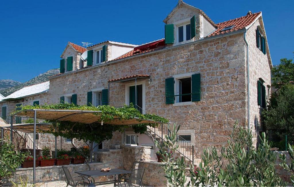 Nice Apartment In Bol With Wifi في بول: مبنى امامه طاولة