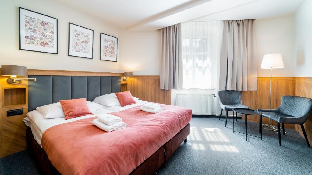 Ένα ή περισσότερα κρεβάτια σε δωμάτιο στο Leśny Dwór Karpacz Piekarnia Mio Padre Restauracja Mamma Mia